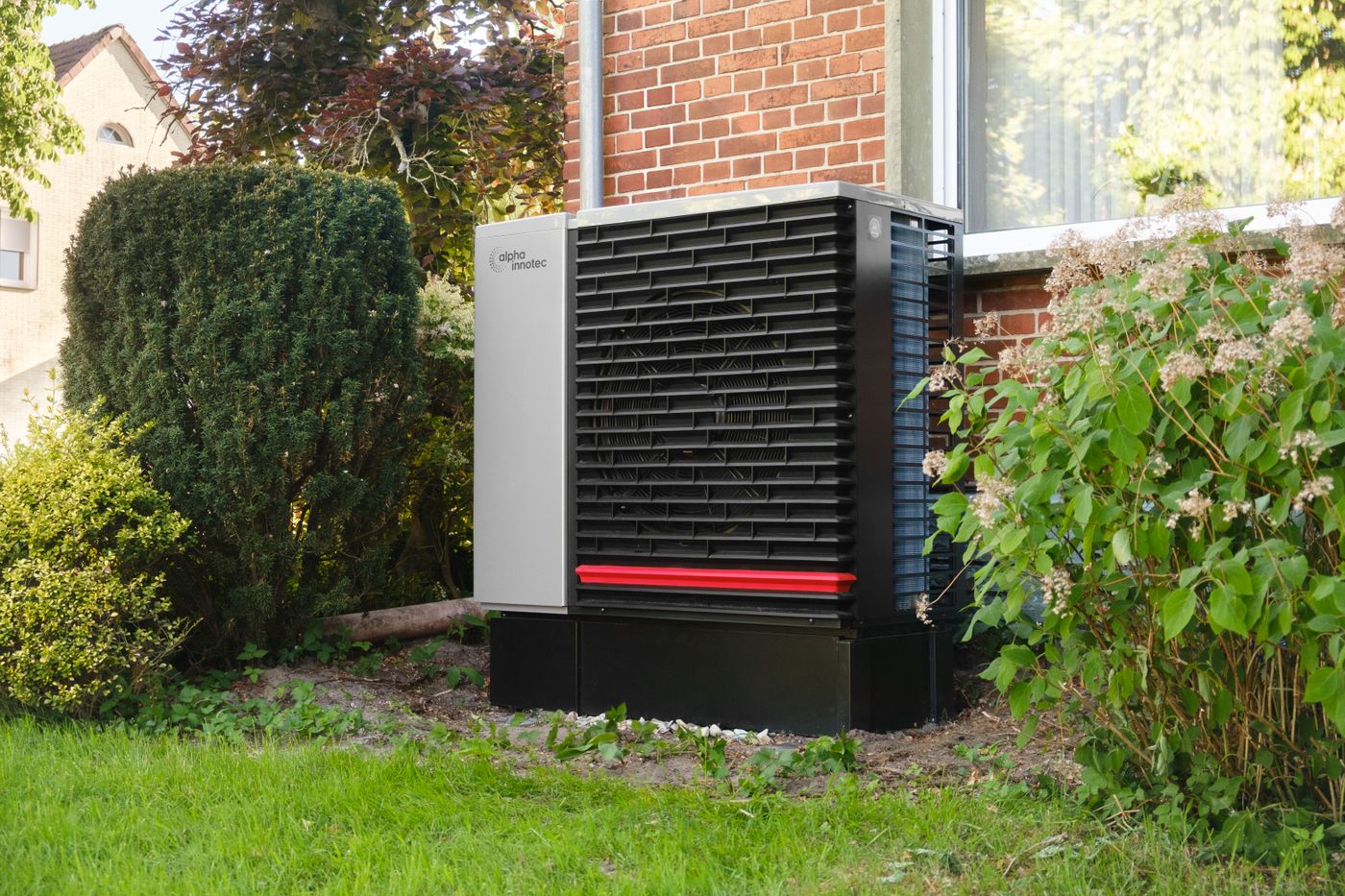 Pompe à chaleur air-eau installée dans un jardin